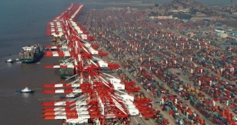 למרות מגמת ירידה כללית במחירי ההובלה בנתיבי הסחר הגדולים, ביטולי הפלגות נרחבים מהאוקיינוס השקט מנעו קריסה חדה בתעריפים. בקווים בין אסיה לאירופה נרשמה ירידה חדה של 4-5 אחוזים בתעריפי ההובלה הימית