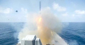המתיחות במיצר הורמוז הגיעה לשיא חדש ב-24 השעות האחרונות עם חילופי מהלומות צבאיים בין ארה״ב לאיראן, איומי סנקציות חדשים וחשש כבד ליציבות מלאי הנפט העולמי. אנליסט בכיר: ״איראן לא תוותר על השליטה במיצר, שוק המיכליות באי-וודאות״